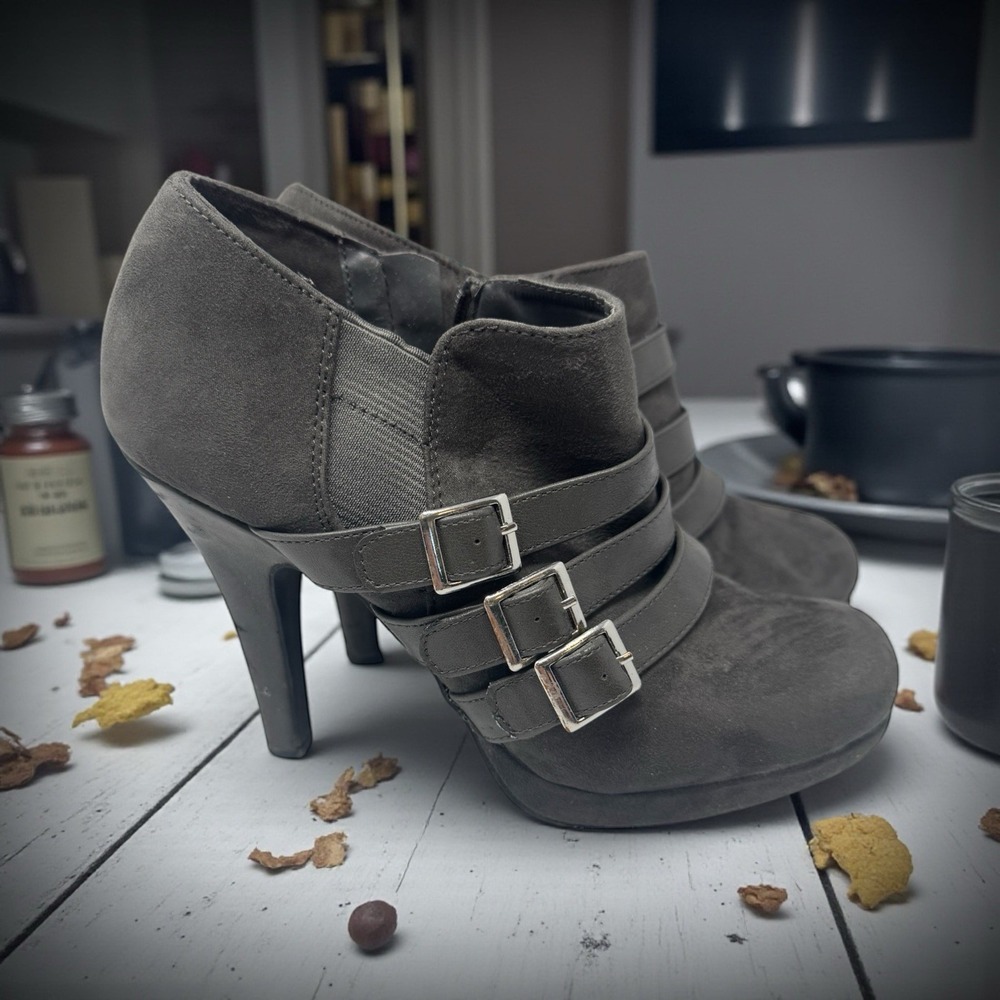 Fergalicious 🖤Y2K Grunge Platform Buckles Dark Academia Goth Bratz Doll Heels 8